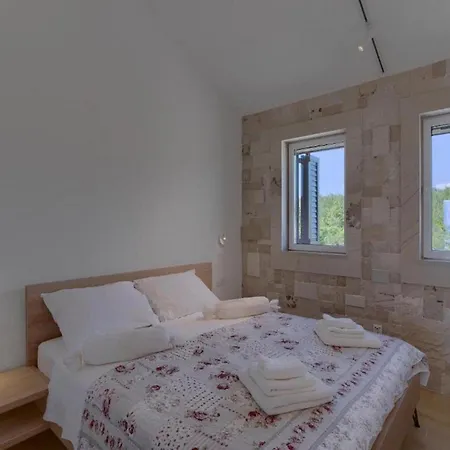 Vera -three Bedroom With Swimming Pool *